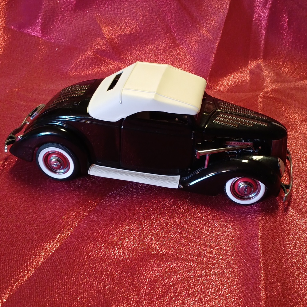 1:24 scale Franklin Mint 1936 Ford Hot Rod die cast car.